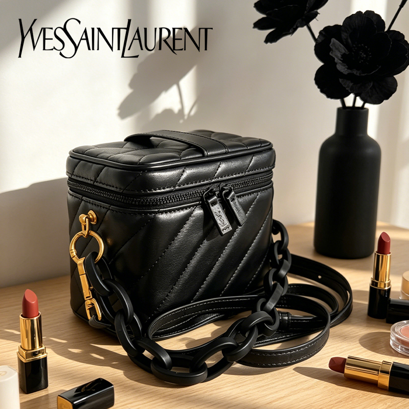 Luxury Beach Bags Ysl - イヴ・サンローランのバッグ ブラック キルティング ミニ YSL 化粧品バッグ
